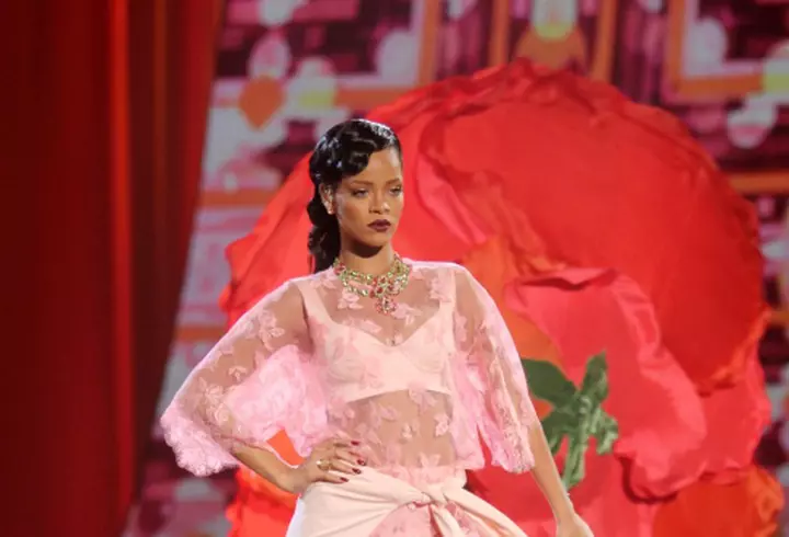 STIL DE VEDETA: Adina Buzatu, sugestii vestimentare de la un consilier de stil