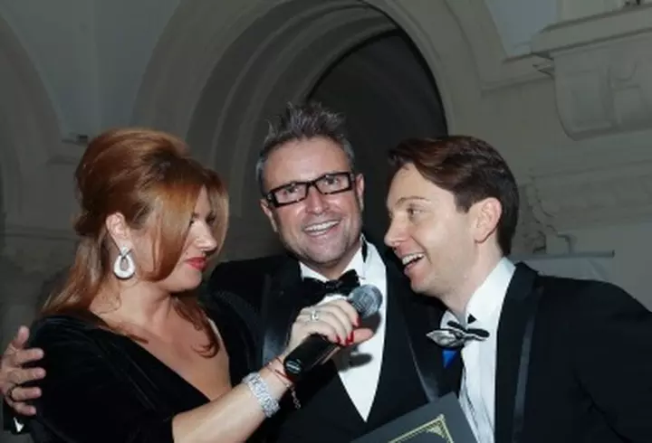 [FOTO] Vedete la o petrecere in alb, negru si mov