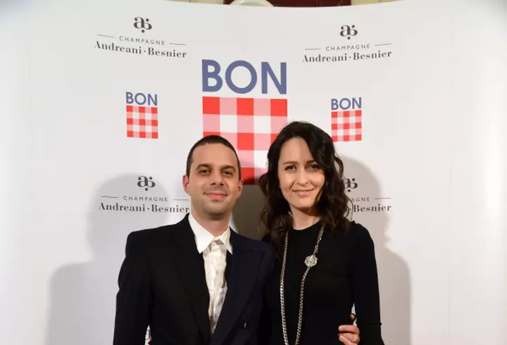 [FOTO] Vedete la o petrecere in alb, negru si mov