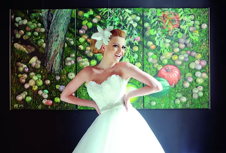 [FOTO] Vedete la o petrecere in alb, negru si mov