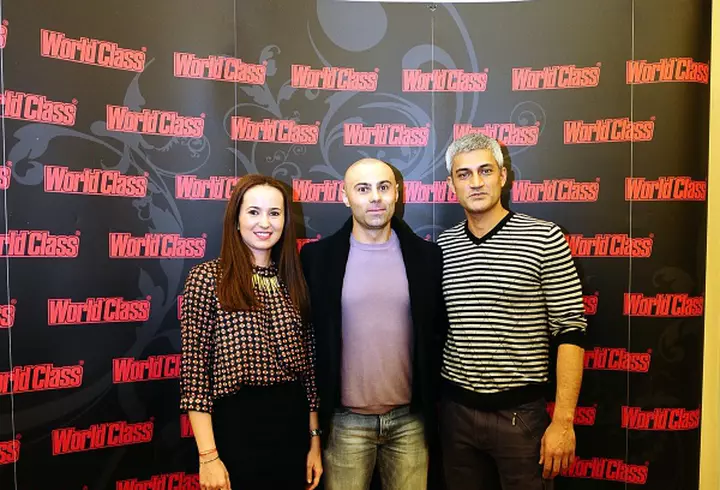 [FOTO] Vedete la o petrecere in alb, negru si mov