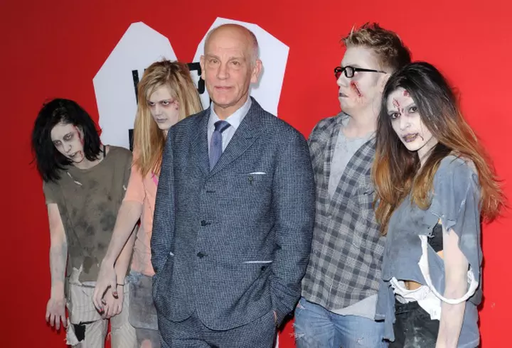 [FOTO] Vedete la o petrecere in alb, negru si mov