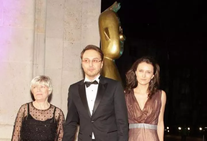 Ce vedetă are cel mai frumos decolteu?