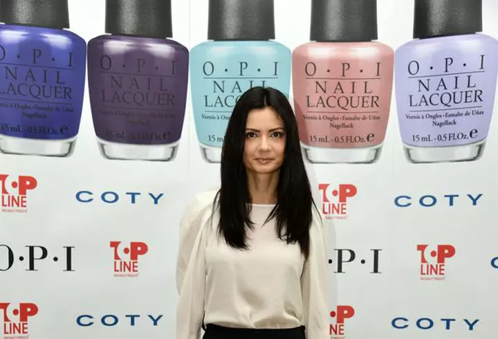 Ce vedetă are cel mai frumos decolteu?