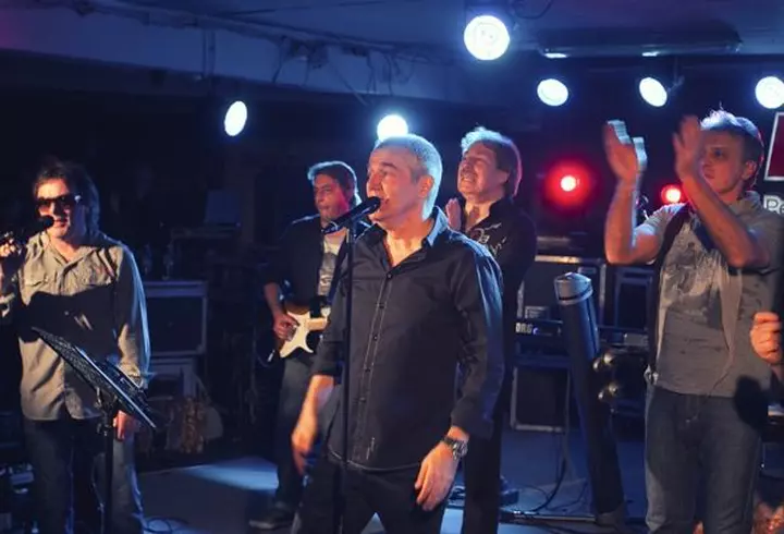 Solistul Depeche Mode – înconjurat de femei la Bucureşti!