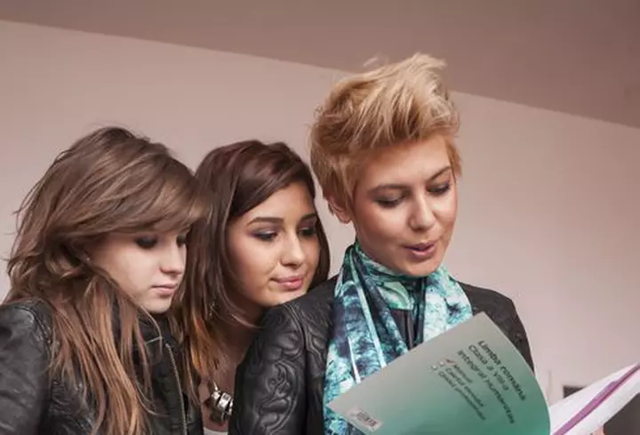 Ce vedetă are cel mai frumos decolteu?