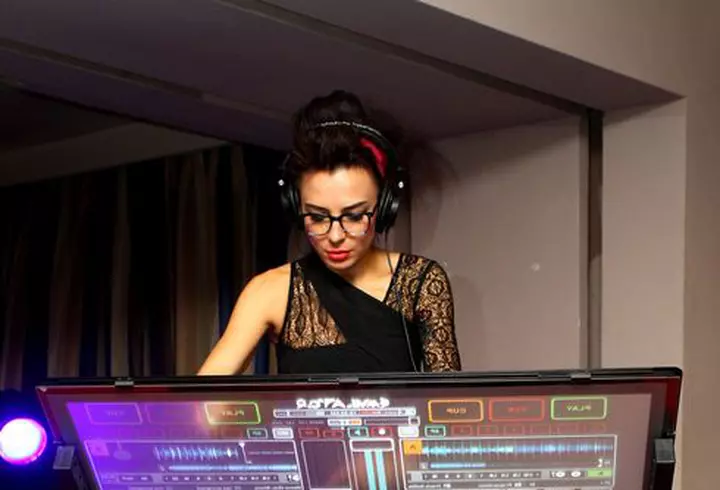 Ce vedetă are cel mai frumos decolteu?