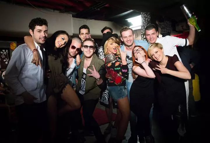 Solistul Depeche Mode – înconjurat de femei la Bucureşti!