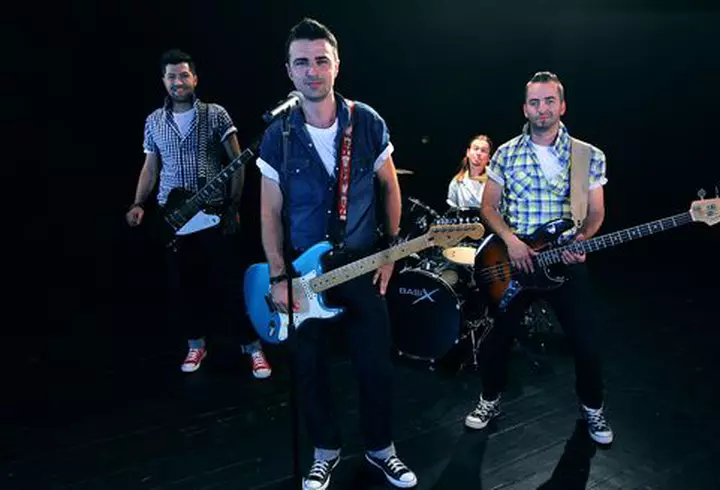 Solistul Depeche Mode – înconjurat de femei la Bucureşti!