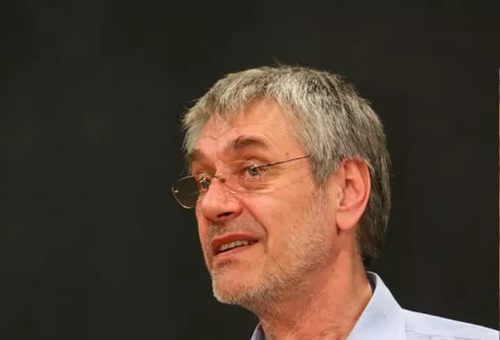 Ce vedetă are cel mai frumos decolteu?