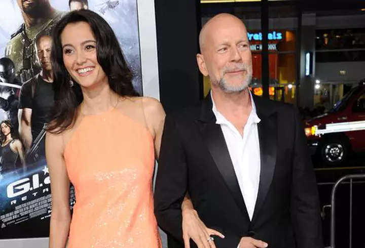 Ce vedetă are cel mai frumos decolteu?