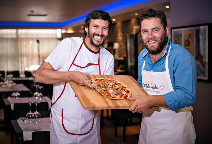 Îţi vine să crezi că au aceeaşi vârstă? Uite ce diferenţă e între aceste vedete!