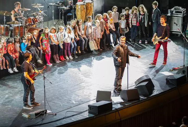 Jay Sean cântă pe scena Romanian Music Awards - VIDEO