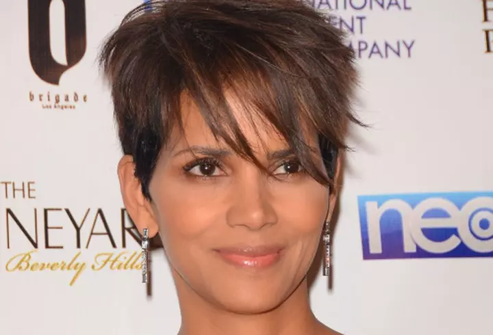 5 vedete cu operaţii estetice la vârste fragede  