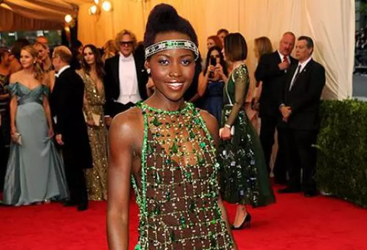 Alb şi negru pentru un look stilat. Inspiră-te de la vedete!