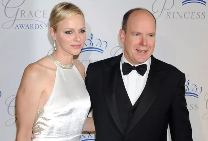 Corina face furori cu un nou accesoriu cool! Poartă la concerte o cordeluţă cu prăjituri pe cap!