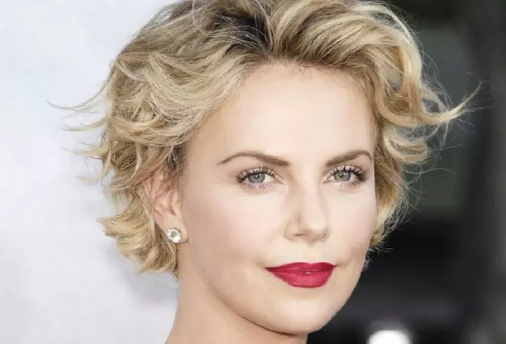 Lily James are silueta de invidiat a unei adevărate prinţese Disney