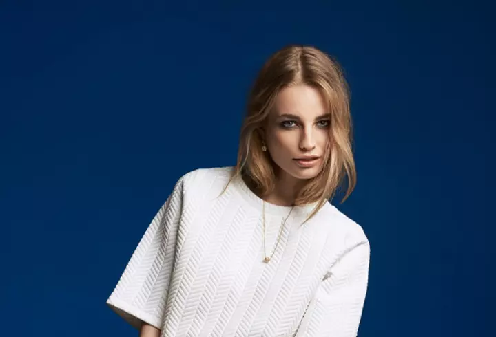 Lily James are silueta de invidiat a unei adevărate prinţese Disney