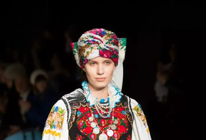 Show cu Snoop Dogg şi modele în costume de baie şi lenjerie la Paris