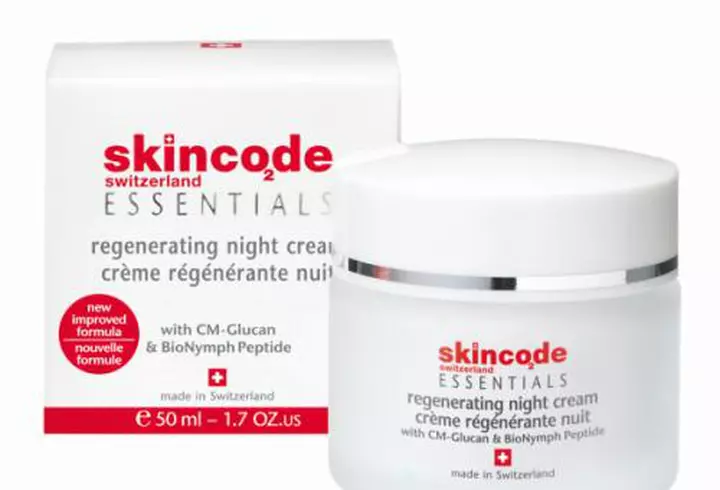 Show cu Snoop Dogg şi modele în costume de baie şi lenjerie la Paris