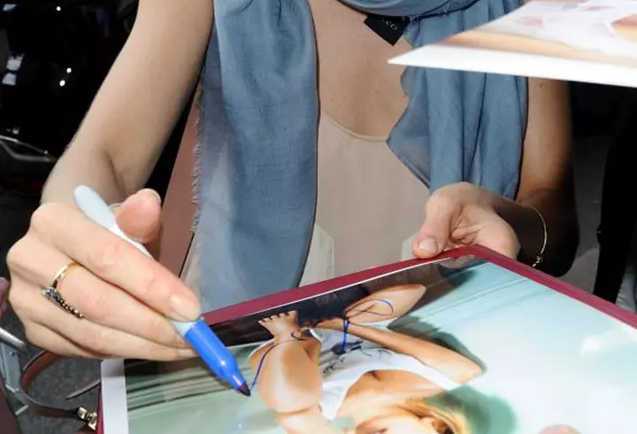 Jane Birkin renunţă la geanta care îi poarta numele