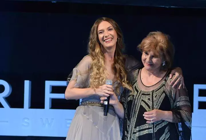 Vedete la o premieră cu cântec