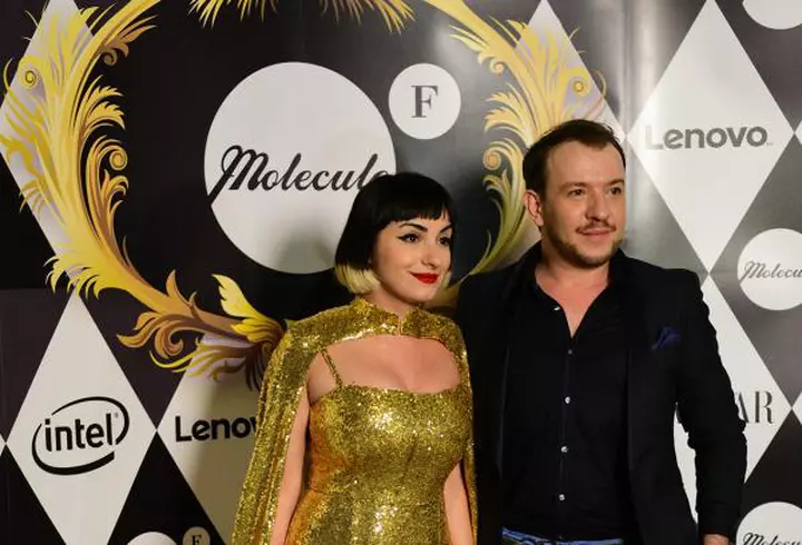 Vedete la o premieră cu cântec