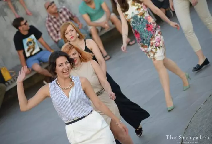 Vedete la o premieră cu cântec