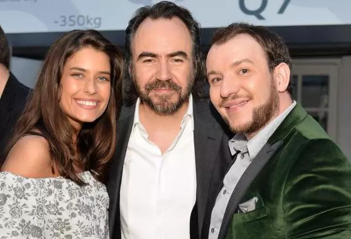 Vedete la o premieră cu cântec