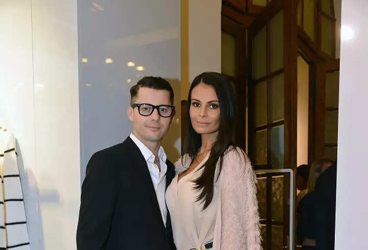 Benedict Cumberbatch – Decorat de Regină sub privirile pline de admiraţie ale soţiei lui