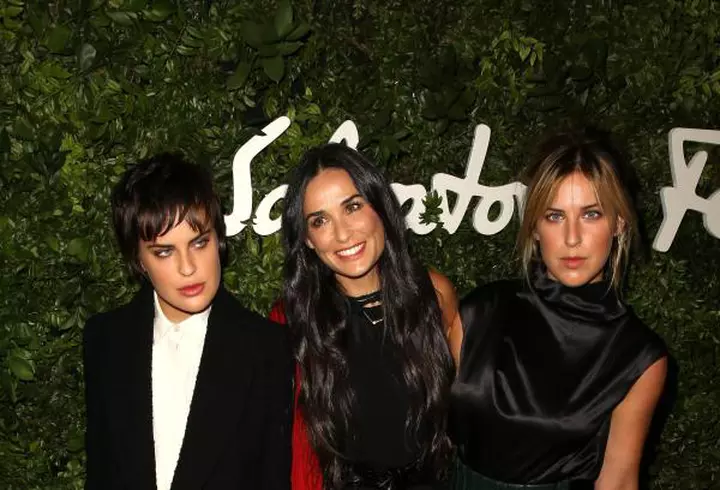 Benedict Cumberbatch – Decorat de Regină sub privirile pline de admiraţie ale soţiei lui