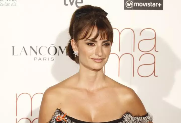 Benedict Cumberbatch – Decorat de Regină sub privirile pline de admiraţie ale soţiei lui