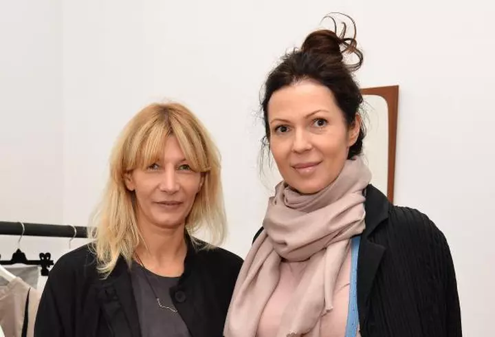 Benedict Cumberbatch – Decorat de Regină sub privirile pline de admiraţie ale soţiei lui