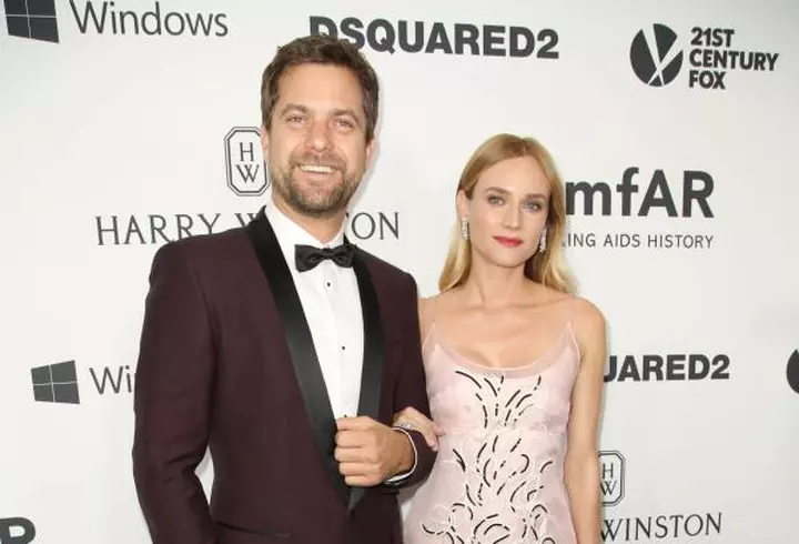 Benedict Cumberbatch – Decorat de Regină sub privirile pline de admiraţie ale soţiei lui