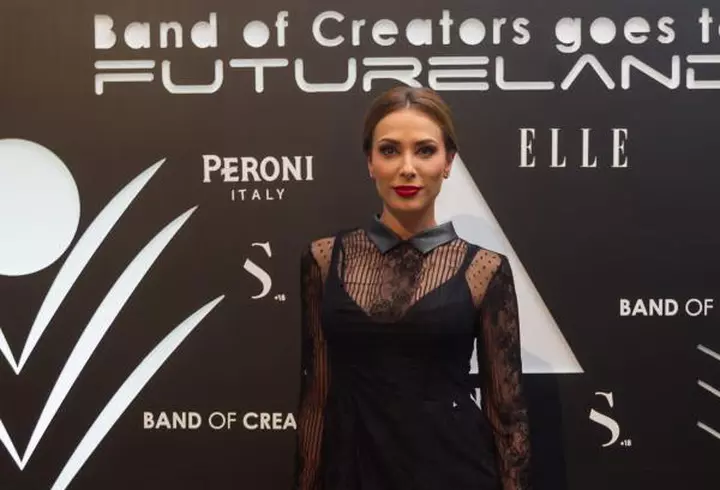 Benedict Cumberbatch – Decorat de Regină sub privirile pline de admiraţie ale soţiei lui