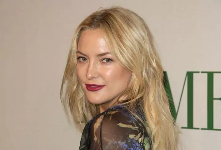 Benedict Cumberbatch – Decorat de Regină sub privirile pline de admiraţie ale soţiei lui