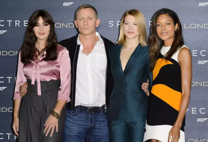 Benedict Cumberbatch – Decorat de Regină sub privirile pline de admiraţie ale soţiei lui