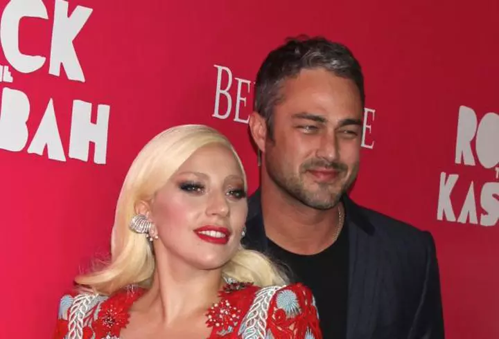 Benedict Cumberbatch – Decorat de Regină sub privirile pline de admiraţie ale soţiei lui