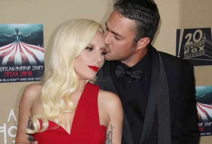 Benedict Cumberbatch – Decorat de Regină sub privirile pline de admiraţie ale soţiei lui