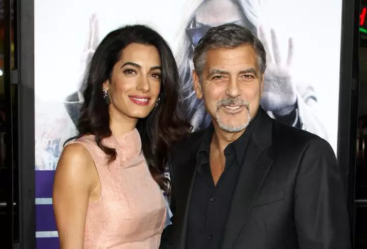 Benedict Cumberbatch – Decorat de Regină sub privirile pline de admiraţie ale soţiei lui