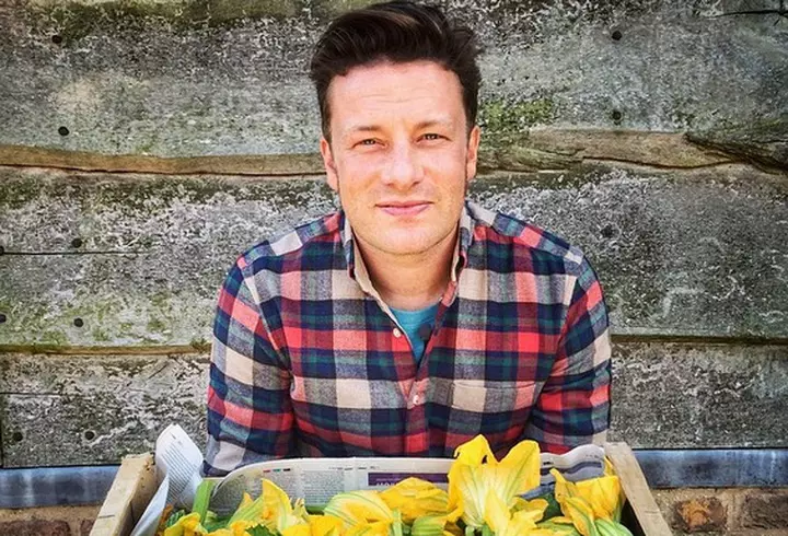 Jojo - Apariţie senzuală într-o little black dress