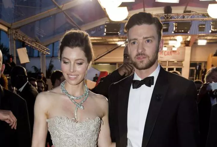 Jojo - Apariţie senzuală într-o little black dress