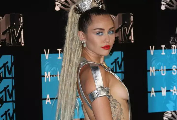 Jojo - Apariţie senzuală într-o little black dress