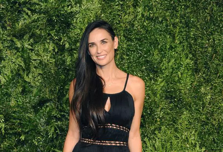 Benedict Cumberbatch – Decorat de Regină sub privirile pline de admiraţie ale soţiei lui