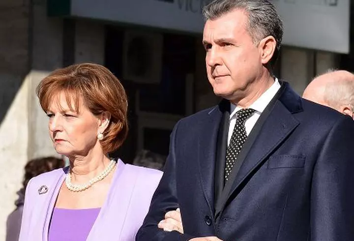 Benedict Cumberbatch – Decorat de Regină sub privirile pline de admiraţie ale soţiei lui