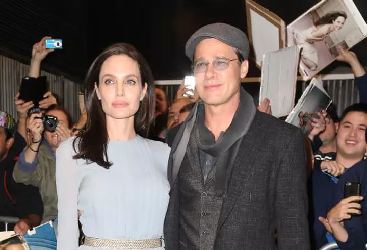 Benedict Cumberbatch – Decorat de Regină sub privirile pline de admiraţie ale soţiei lui