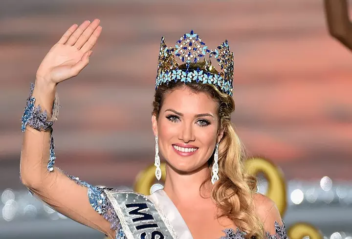 Andreea Ibacka – Cum prepară în casă loţiunea tonica cu aloe vera şi trandafir