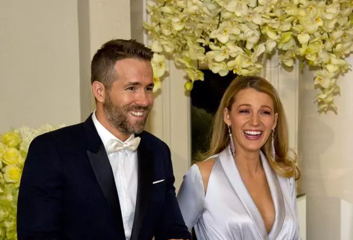 Blake Lively – O mămică stylish. În 3 ţinute perfecte la New York