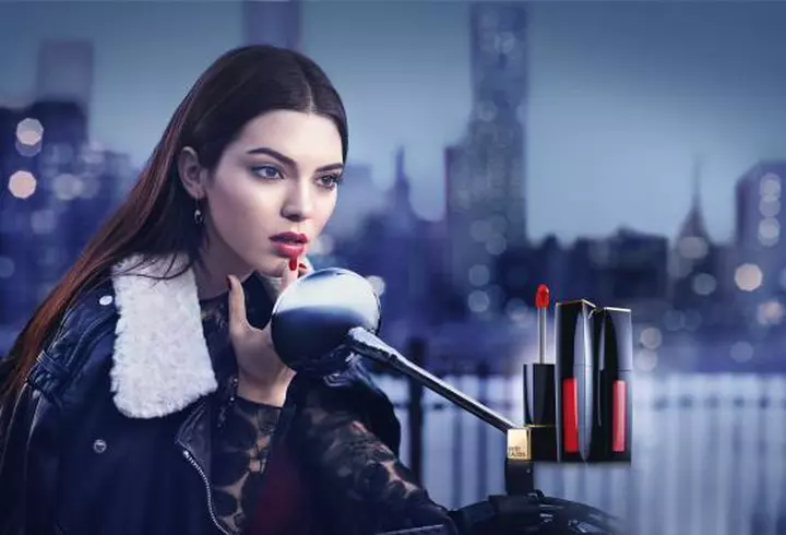 Andreea Ibacka – Cum prepară în casă loţiunea tonica cu aloe vera şi trandafir