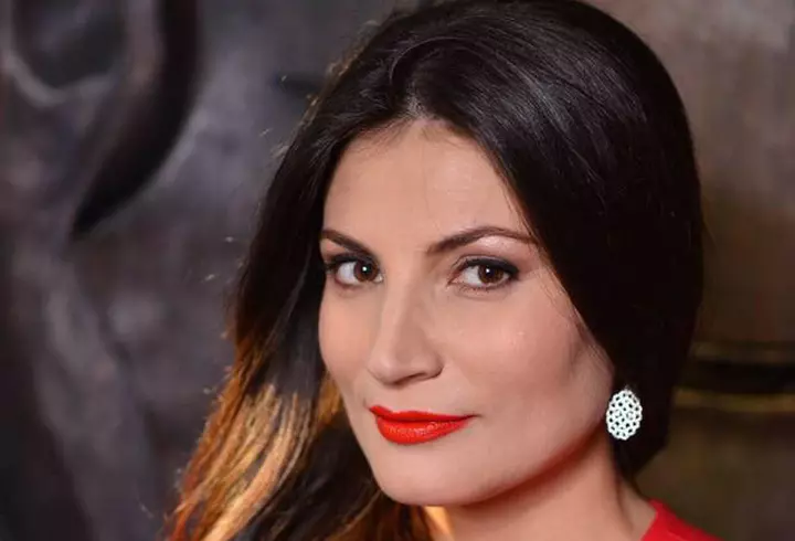 Andreea Ibacka – Cum prepară în casă loţiunea tonica cu aloe vera şi trandafir